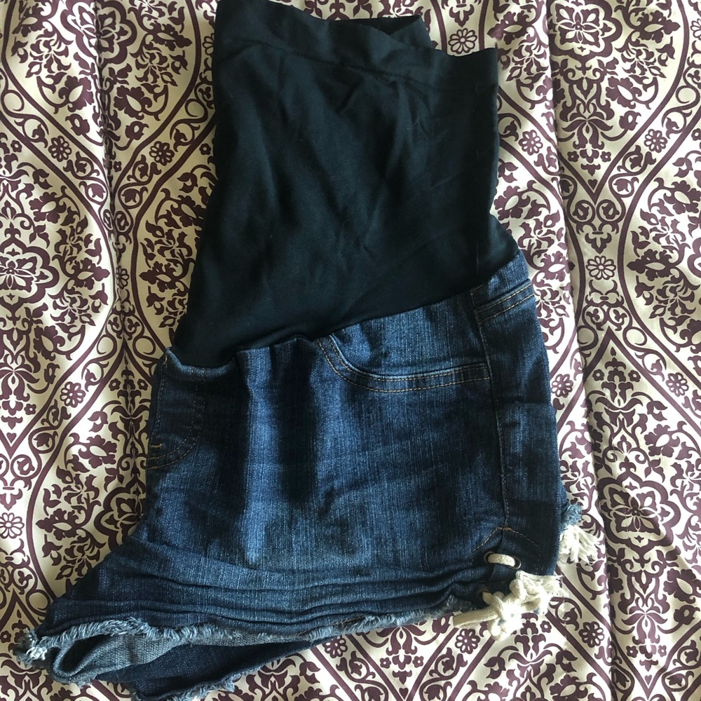 Maternity “short shorts”